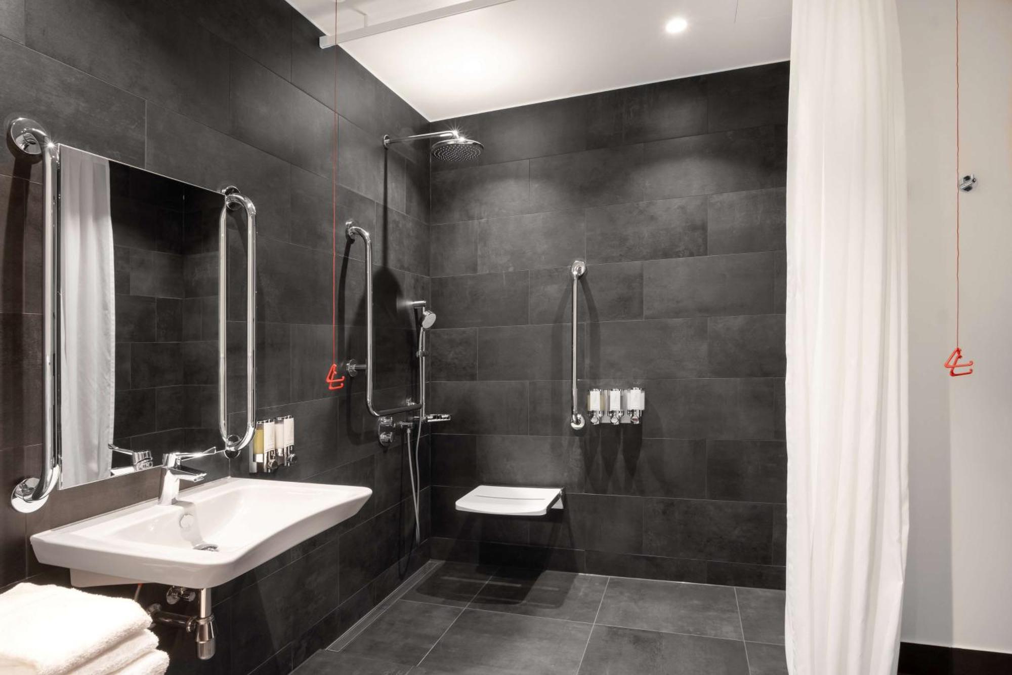 Hampton By Hilton Reval Esterno foto